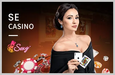 Bàn Baccarat trong sòng bạc trực tuyến 8s54 với dealer người thật và các lá bài, tạo cảm giác chân thực và sang trọng, tông màu xanh lá và vàng.